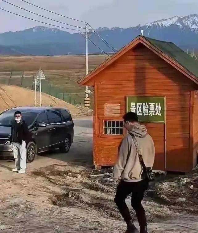 型减龄十岁携小19岁女友开启文旅事业开元棋牌54岁汪峰新疆造型曝光浅发造(图2)