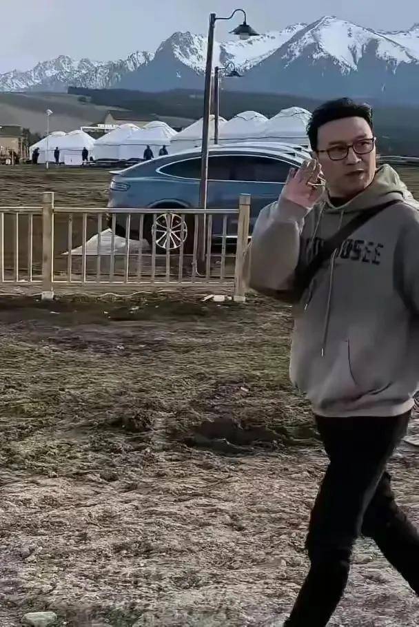 型减龄十岁携小19岁女友开启文旅事业开元棋牌54岁汪峰新疆造型曝光浅发造(图4)