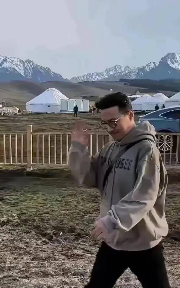 型减龄十岁携小19岁女友开启文旅事业开元棋牌54岁汪峰新疆造型曝光浅发造(图6)