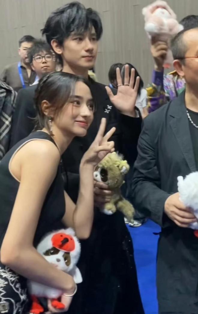 男方拒绝和14名少女有染的男星炒cp开元棋牌胡先煦李宛妲情侣项链首曝光！(图9)