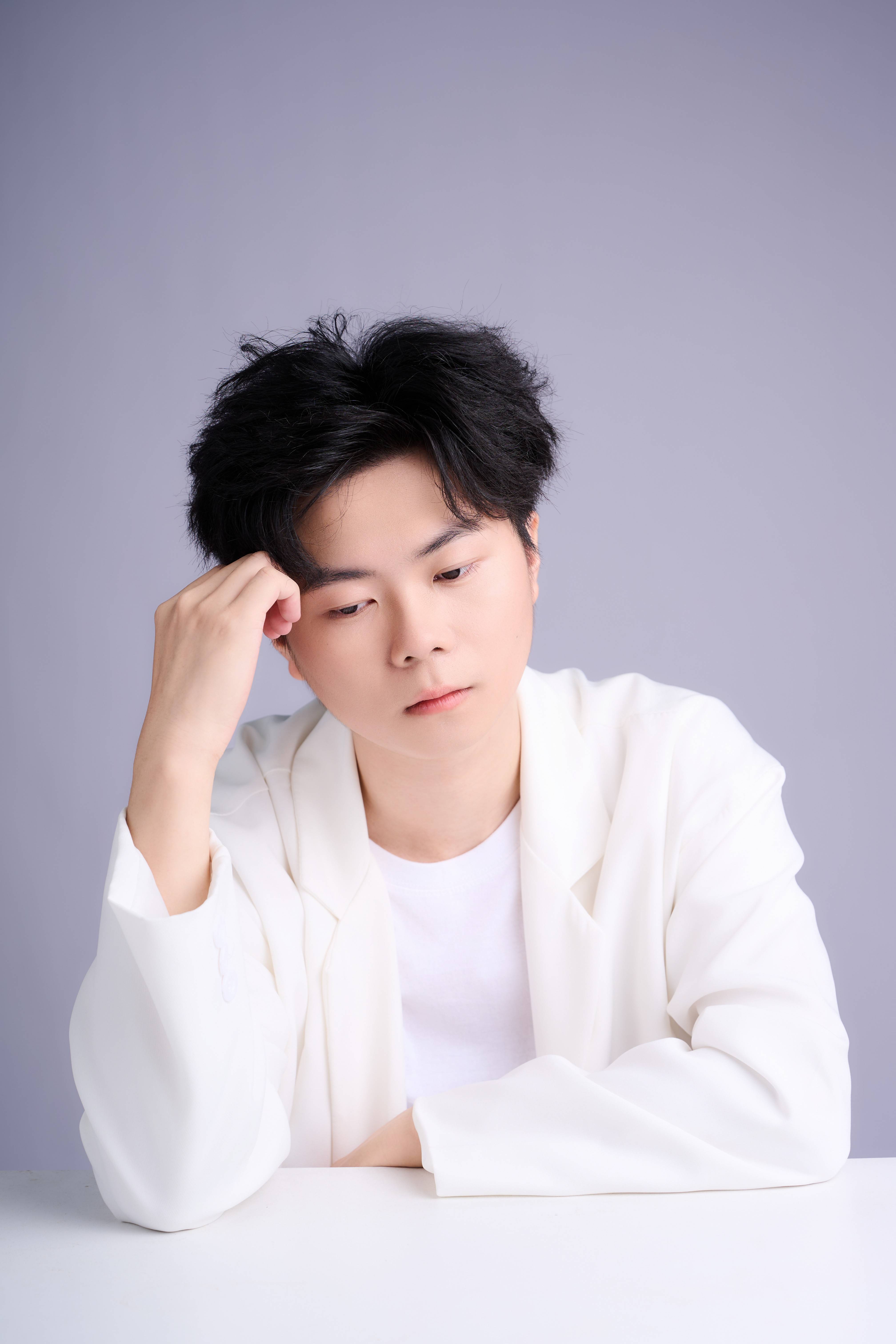 霖：在多元中定义新人魅力ky开元棋牌新人模特苏虹(图4)