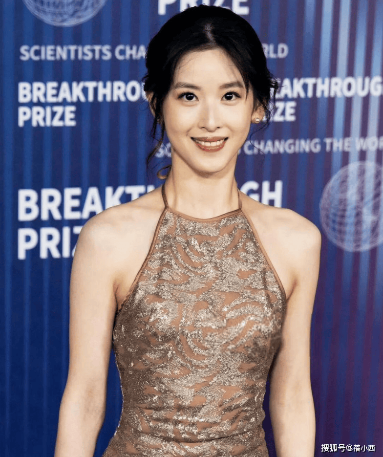 格穿肚兜挂脖裙嫌不好意思又遮住一半ky开元棋牌章泽天一改往日保守风(图2) 格穿肚兜挂脖裙嫌不好意思又遮住一半ky开元棋牌章泽天一改往日保守风(图2)