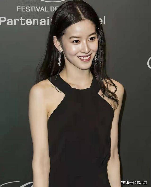 格穿肚兜挂脖裙嫌不好意思又遮住一半ky开元棋牌章泽天一改往日保守风(图4) 格穿肚兜挂脖裙嫌不好意思又遮住一半ky开元棋牌章泽天一改往日保守风(图4)