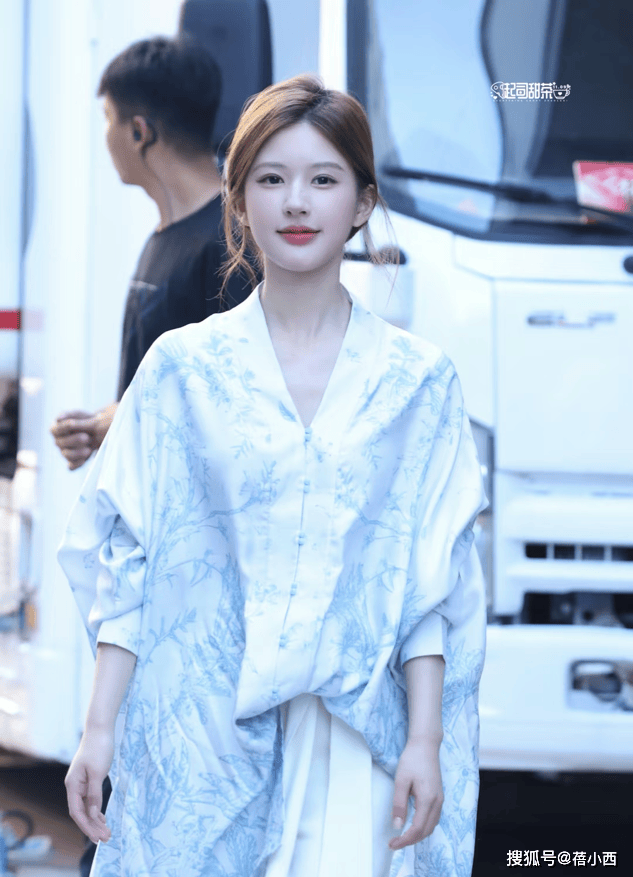 对称才好看果然时尚的尽头是国风开元棋牌赵露思穿新中式耳环不戴(图4) 对称才好看果然时尚的尽头是国风开元棋牌赵露思穿新中式耳环不戴(图4)