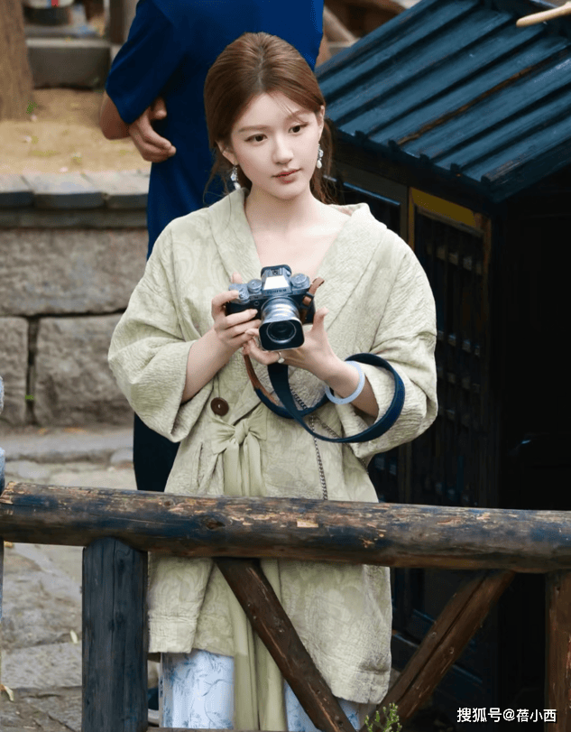 对称才好看果然时尚的尽头是国风开元棋牌赵露思穿新中式耳环不戴(图5) 对称才好看果然时尚的尽头是国风开元棋牌赵露思穿新中式耳环不戴(图5)