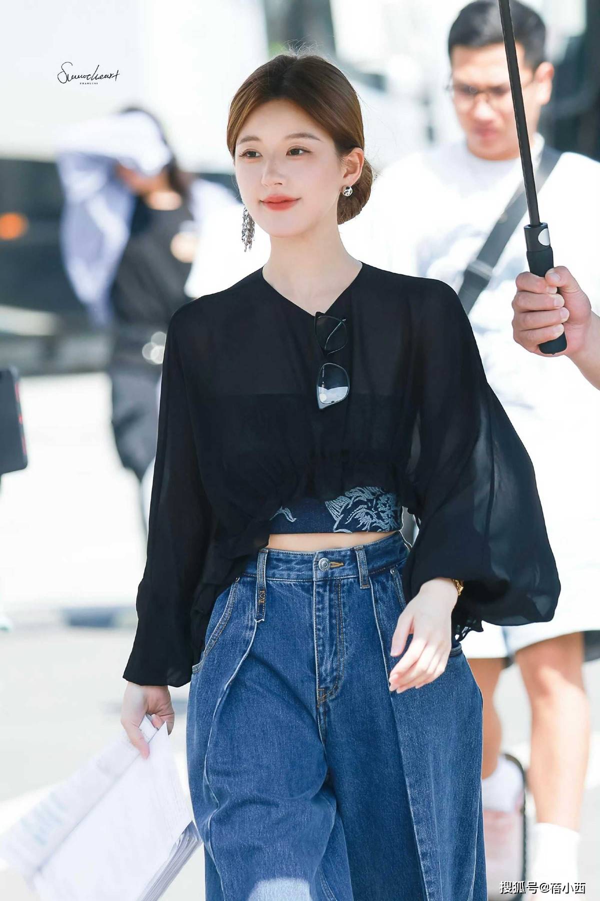 对称才好看果然时尚的尽头是国风开元棋牌赵露思穿新中式耳环不戴(图8) 对称才好看果然时尚的尽头是国风开元棋牌赵露思穿新中式耳环不戴(图8)