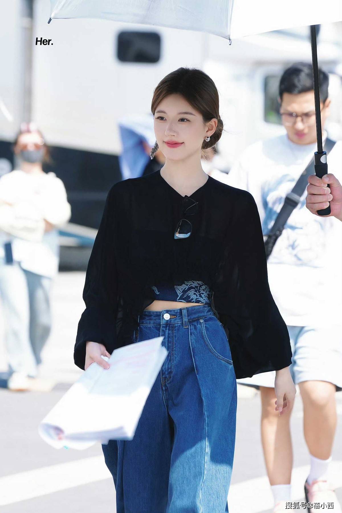 对称才好看果然时尚的尽头是国风开元棋牌赵露思穿新中式耳环不戴(图9)