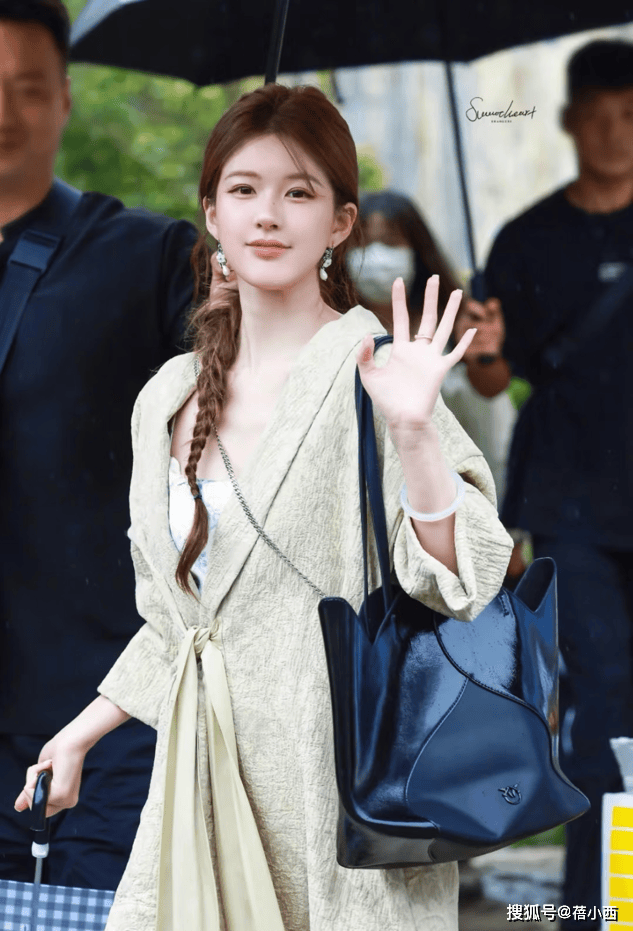 对称才好看果然时尚的尽头是国风开元棋牌赵露思穿新中式耳环不戴(图7) 对称才好看果然时尚的尽头是国风开元棋牌赵露思穿新中式耳环不戴(图7)