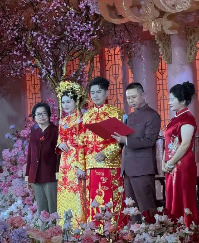 霸王茶姬创始人婚礼穿中式粉裙腰细脸嫩开元棋牌app文咏珊产后首露面参加(图8)