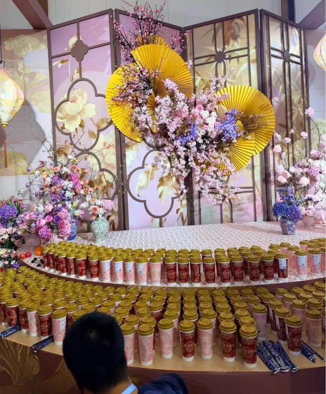 霸王茶姬创始人婚礼穿中式粉裙腰细脸嫩开元棋牌app文咏珊产后首露面参加(图10)