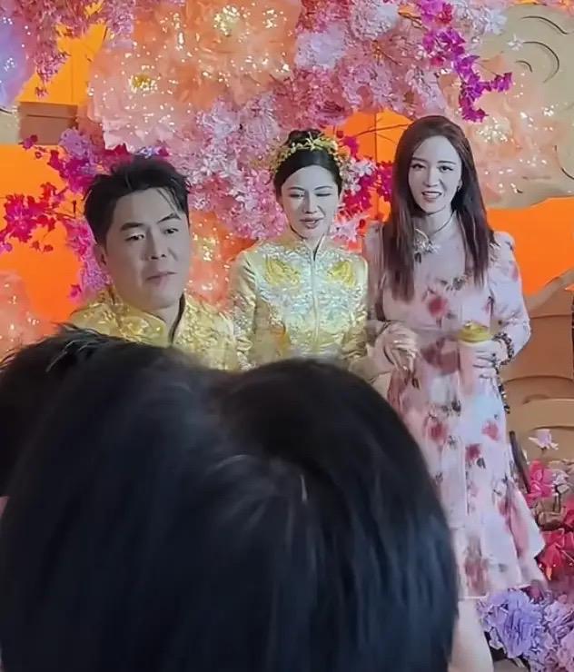 霸王茶姬创始人婚礼穿中式粉裙腰细脸嫩开元棋牌app文咏珊产后首露面参加(图1)