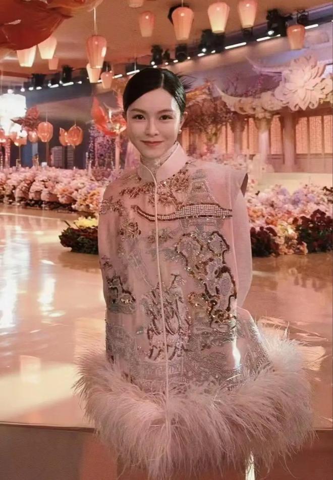 霸王茶姬创始人婚礼穿中式粉裙腰细脸嫩开元棋牌app文咏珊产后首露面参加(图3)