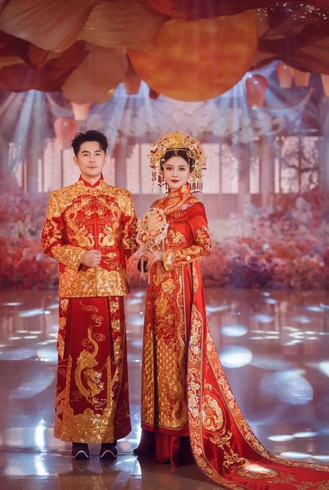 霸王茶姬创始人婚礼穿中式粉裙腰细脸嫩开元棋牌app文咏珊产后首露面参加(图6)