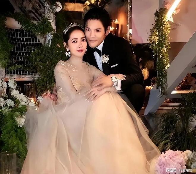 钱向佐带娃有时异地但豪门日子藏不住了开元棋牌试玩郭碧婷手撕谣言：婆婆给(图2)