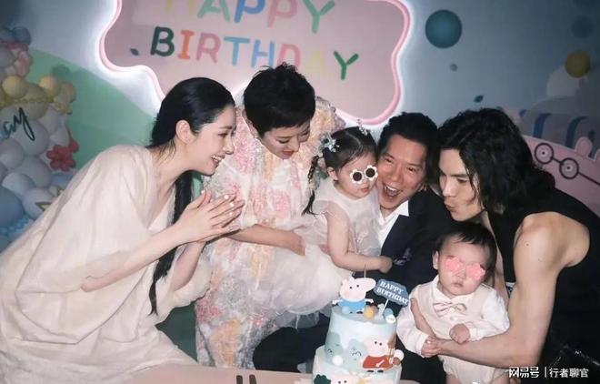 钱向佐带娃有时异地但豪门日子藏不住了开元棋牌试玩郭碧婷手撕谣言：婆婆给(图5)