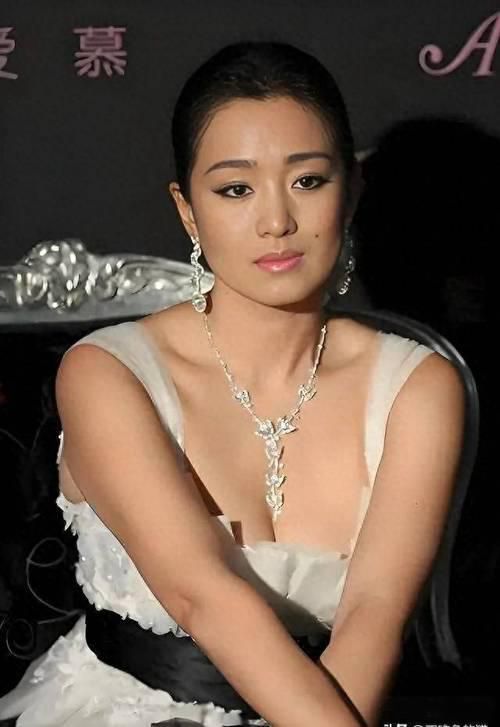 站C位手握双奢代言这才是顶流天花板开元棋牌app巩俐：墨绿丝绒裙稳(图4)