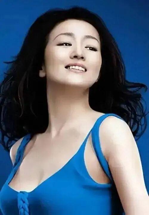 站C位手握双奢代言这才是顶流天花板开元棋牌app巩俐：墨绿丝绒裙稳(图5)