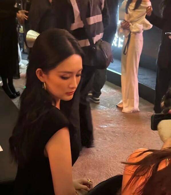 李沁在雅诗兰黛活动造型杀疯了开元棋牌农历春节前时尚活动多(图2)