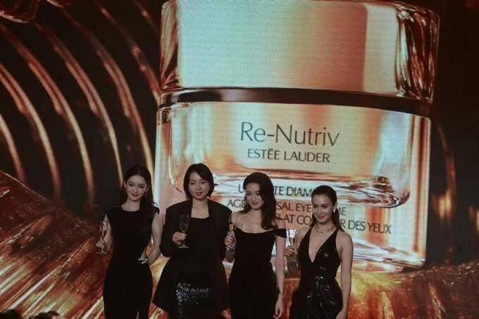 李沁在雅诗兰黛活动造型杀疯了开元棋牌农历春节前时尚活动多(图3)