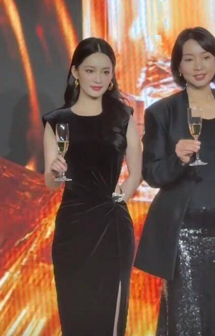 李沁在雅诗兰黛活动造型杀疯了开元棋牌农历春节前时尚活动多(图6)