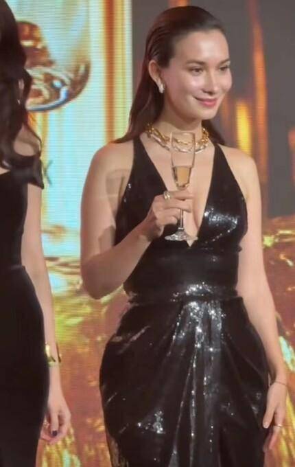 李沁在雅诗兰黛活动造型杀疯了开元棋牌农历春节前时尚活动多(图7)