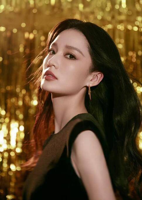 李沁在雅诗兰黛活动造型杀疯了开元棋牌农历春节前时尚活动多(图8)