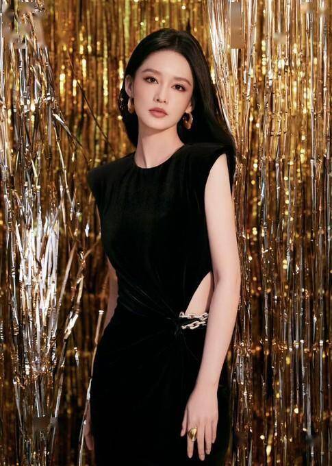 李沁在雅诗兰黛活动造型杀疯了开元棋牌农历春节前时尚活动多(图9)