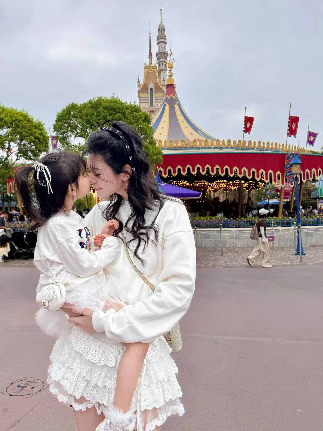 元针织衫配12万耳饰超大芍药花束10w开元ky棋牌37岁奚梦瑶的豪门生日千(图2)