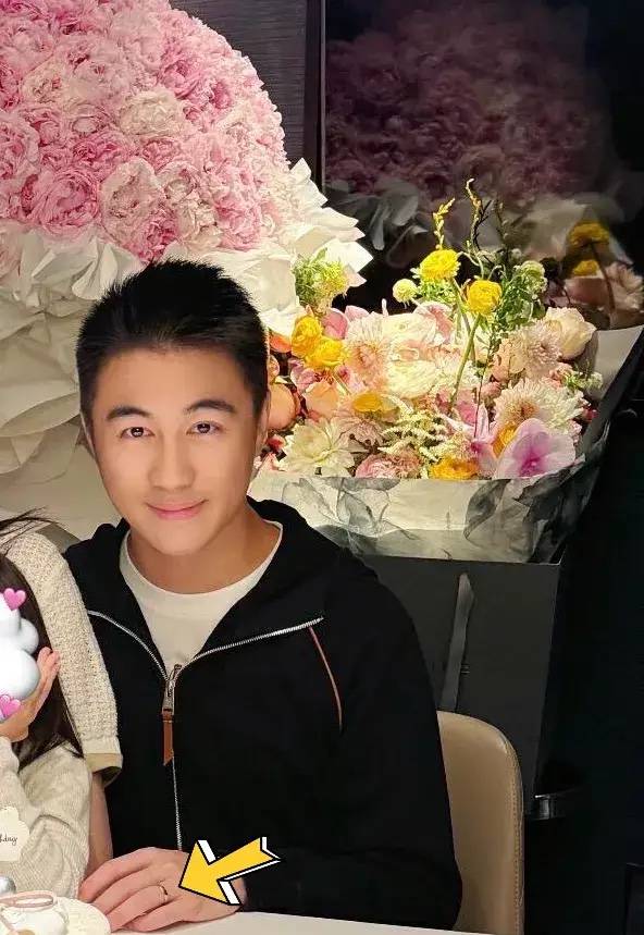 元针织衫配12万耳饰超大芍药花束10w开元ky棋牌37岁奚梦瑶的豪门生日千(图6)