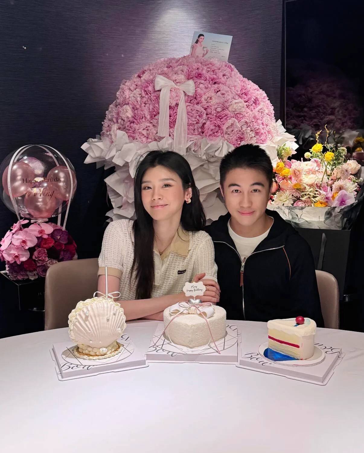 元针织衫配12万耳饰超大芍药花束10w开元ky棋牌37岁奚梦瑶的豪门生日千(图9)